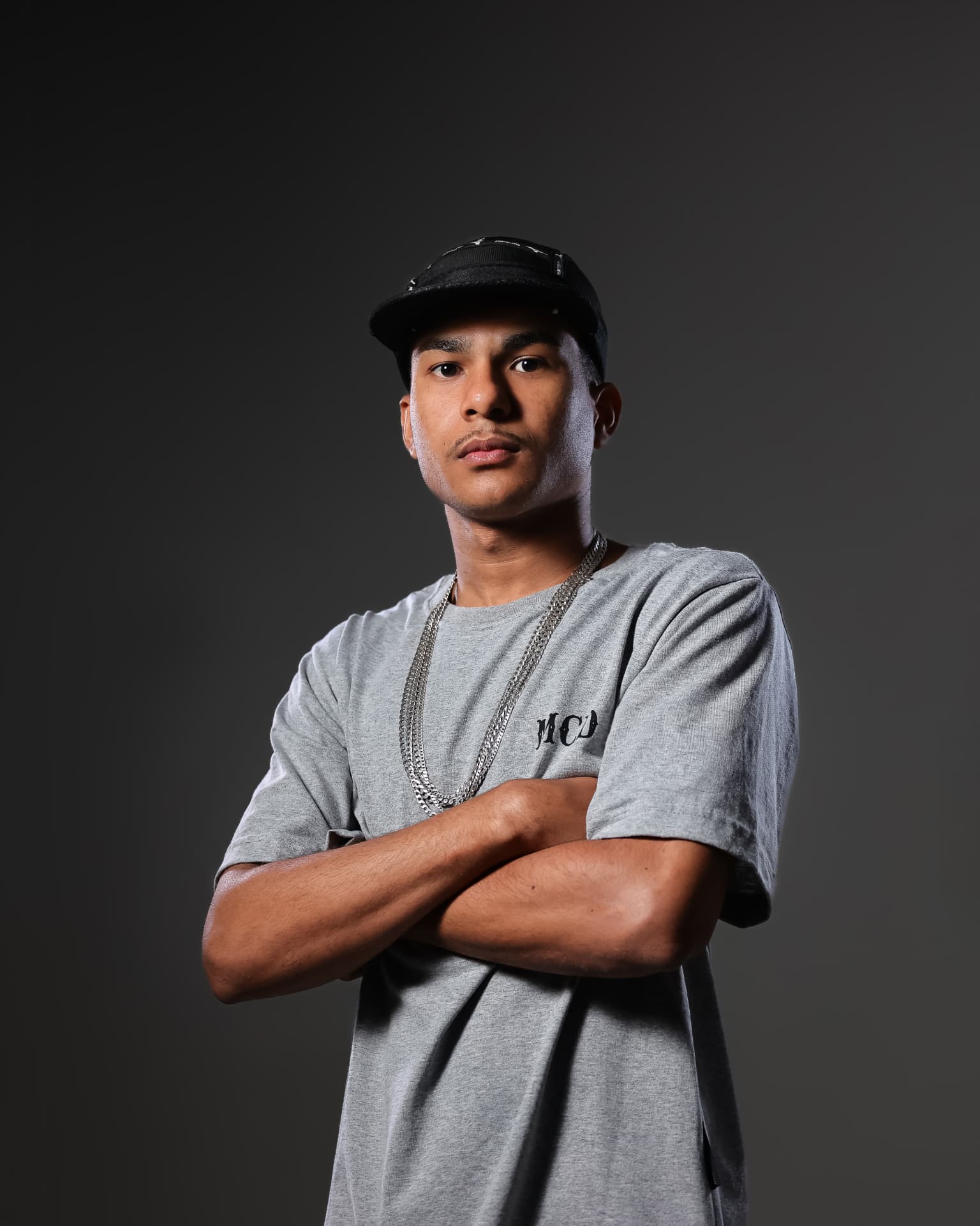 DJ Lucas Silva de braços cruzados